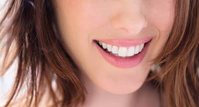 Danielle Collins demonstrates facial yoga exercises to get that perfect smile