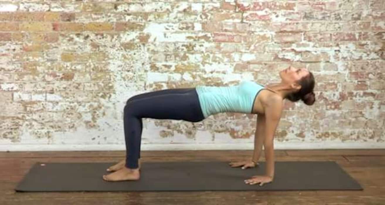6 quick yoga poses for toned abs and a strong core