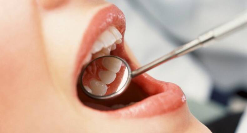 मसूड़ों की बीमारी (gum disease) होने के 6 लक्षण