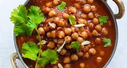 Eat your pooris with this fibre-rich chana palak (Healthy recipe)