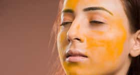Turmeric Beauty Benefits: वरुण धवन की शादी, त्वचा पर हल्दी लगाने के फायदे ।