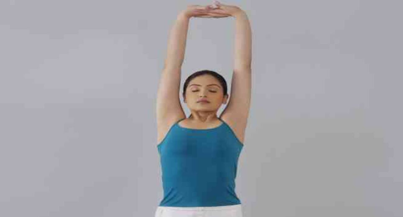 5 easy yoga stretches to do in the office restroom