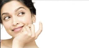 8 beauty hacks using petroleum jelly to save your day!