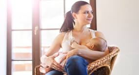 भूलकर भी न कहें breastfeeding करानेवाली महिलाओं से ये 9 बातें।