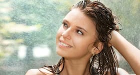 Expert tips to avoid smelly hair during monsoon