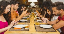 7 लक्षण जो बताते हैं कि आपको ज़रूरत है टेक्नोलॉजी से एक ब्रेक की।