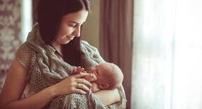 Does the place of birth influence a mom's decision to breastfeed her baby?