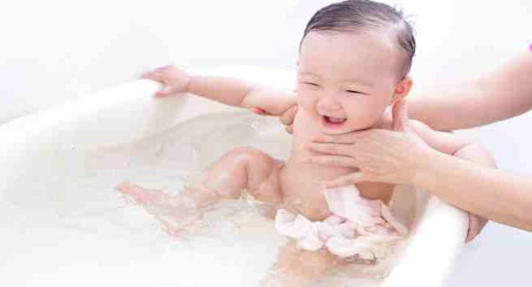 Baby bath – 10 tips to bathe your baby the right way