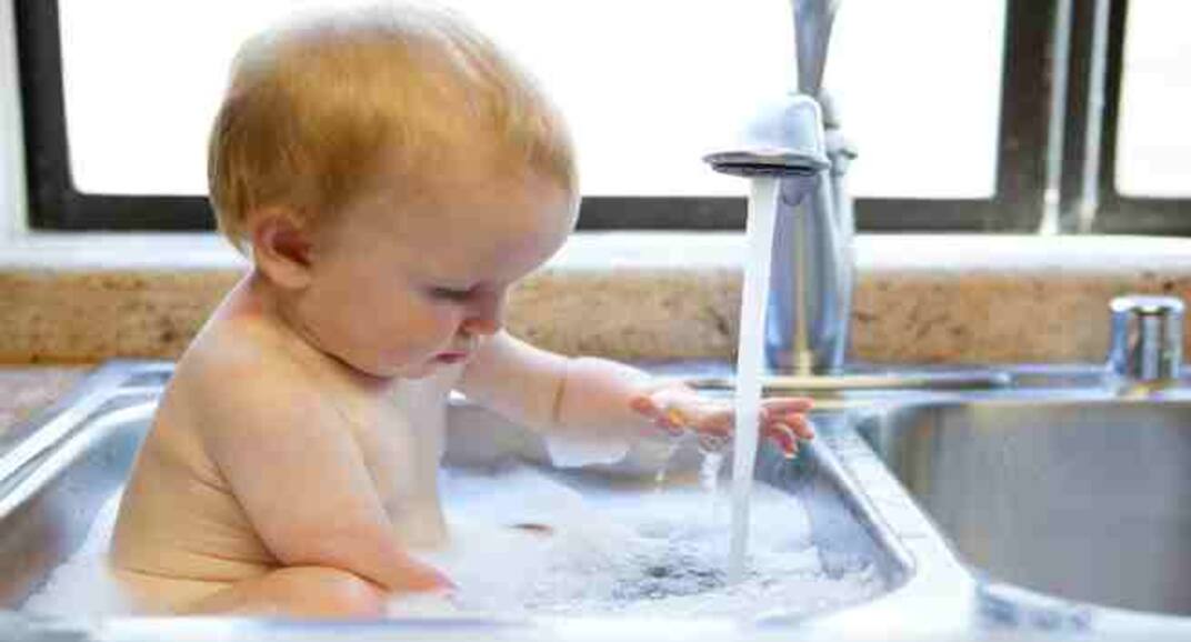 Baby bath – 10 tips to bathe your baby the right way