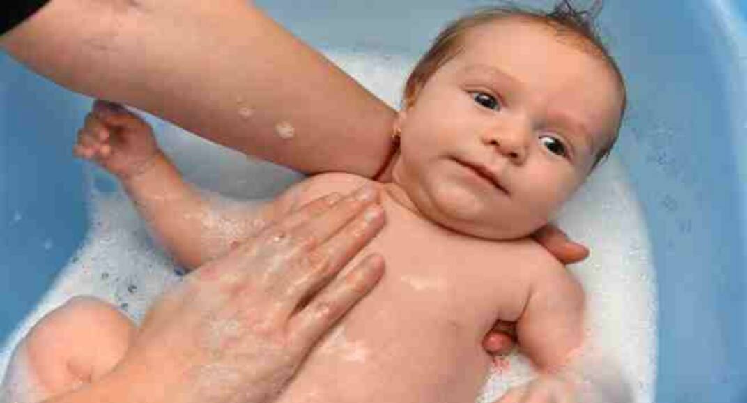 Baby bath – 10 tips to bathe your baby the right way