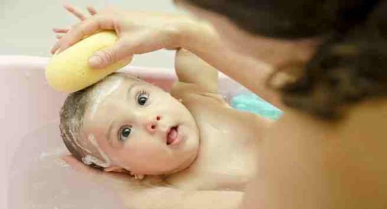इन 10 स्टेप्स से शिशु को सही तरीके से नहलायें