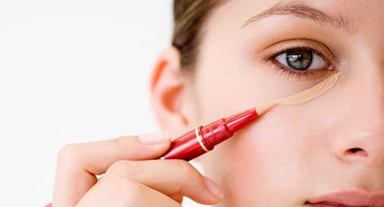 डार्क सर्कल्स को छुपाने के लिए ट्राई करें ये मेकअप ट्रिक्स