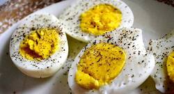 Here's how long you can keep your boiled eggs peeled