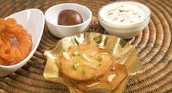 इस दिवाली घर पर ही बनाएं ये 8 हेल्दी मिठाईयां