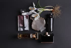 Easy step-by-step DIY method to make your own natural perfume at home! Easy step-by-step DIY method to make your own natural perfume at home!