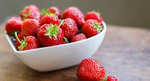 https://st1.thehealthsite.com/wp-content/uploads/2016/11/Strawberries.jpg?impolicy=Medium_Widthonly&w=300