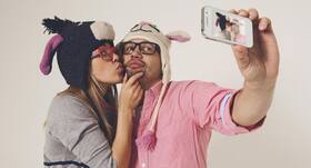 Annoying selfies couples click