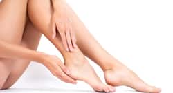 फटे एड़ियों को मुलायम बनाने के लिए ट्राई करें ये 7 नैचुरल टिप्स