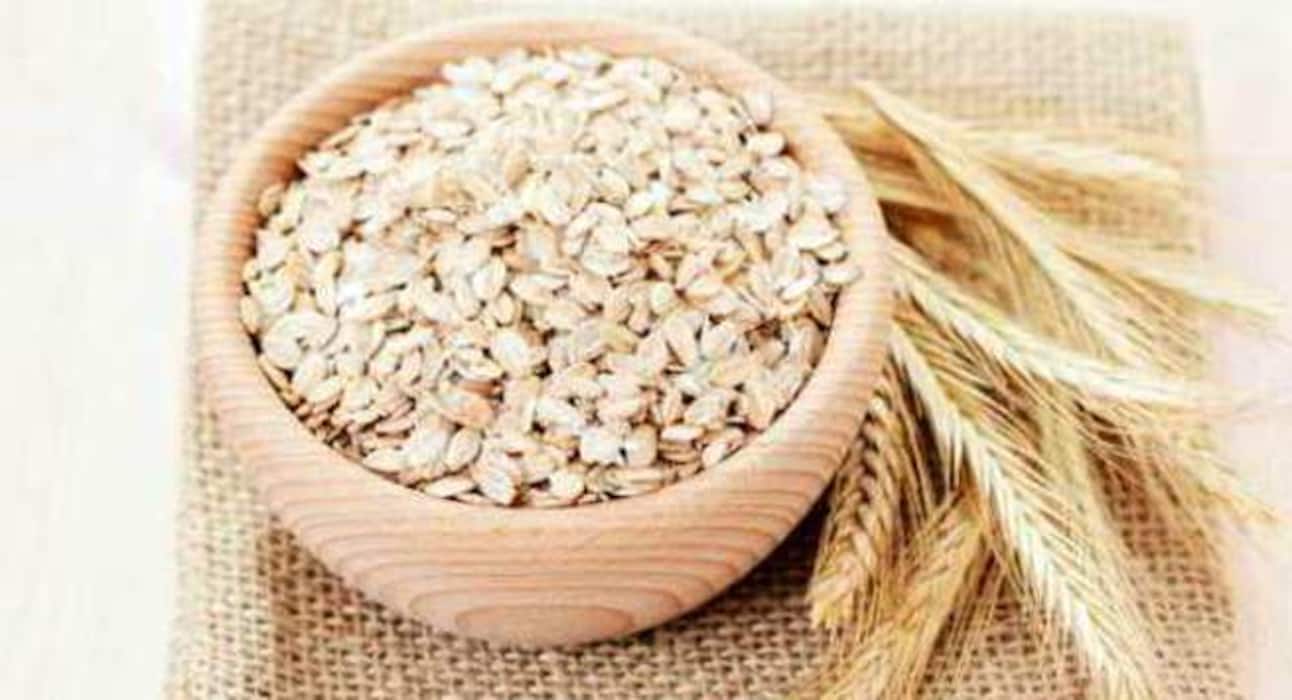 फटे एड़ियों को मुलायम बनाने के लिए ट्राई करें ये 7 नैचुरल टिप्स