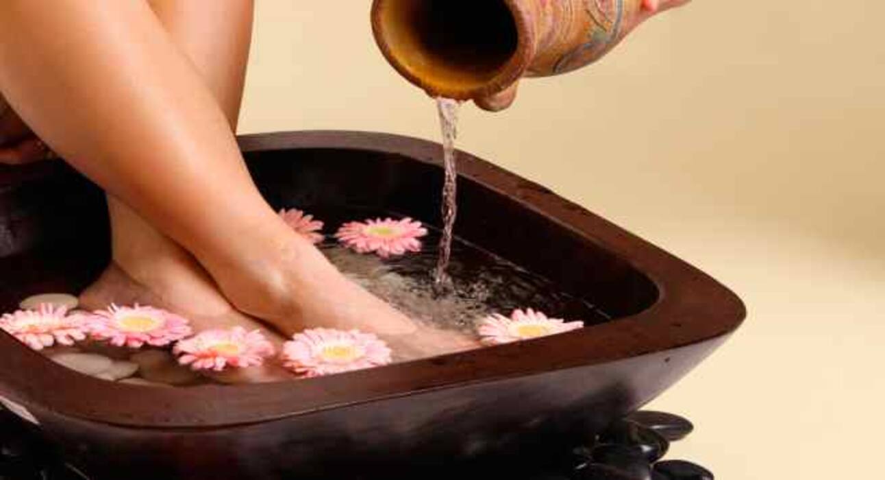 7 expert tips to take care of your feet at home!
