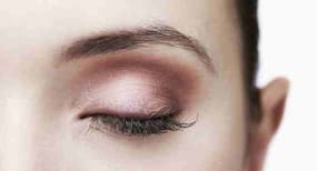 क्या पलकों पर भी फेस स्क्रब का इस्तेमाल किया जा सकता है?