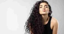 कर्ली हेयर वालों को हो रहा है हेयरफॉल? ये 3 सीक्रेट्स हेयरमास्क तुरंत रोकेंगे बालों का झड़ना