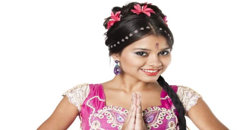 इन तरीकों से फूलों से बना सकती हैं आप अपनी खास हेयरस्टाइल!