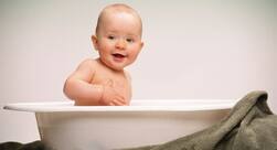 बच्चे के कान, नाभि और दांतों की सही सफाई के लिए ध्यान में रखें ये 6 बातें!