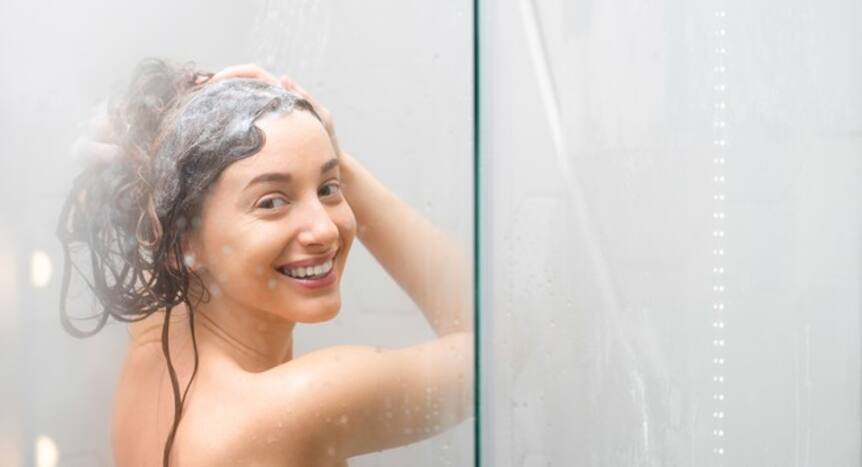 Shower mistakes that damage your hair & skin