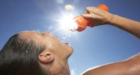 डिहाइड्रेशन के दौरान भूलकर भी ना करें ये 5 काम