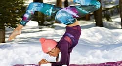 बर्फ, झरने और पुल जैसी इन 5 मजेदार जगहों पर करें योग