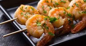 Healthy recipe-- Delicious and light grilled prawns with brown rice perfect for dinner!