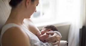 Breastfeed कराते हुए अपने ब्रेस्ट्स के साथ न करें ये ग़लतियां!