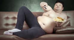 बहुत देर तक बैठे रहने से इस तरह आपकी हड्डियों पर पड़ता है असर!