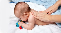 जानिए बच्चों की सही तरह मालिश करने के स्टेप-बाय-स्टेप तरीके