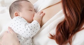 ब्रेस्टफीडिंग से ब्रेस्ट का आकार बिगड़ जाता है? जानें सच है या मिथक !