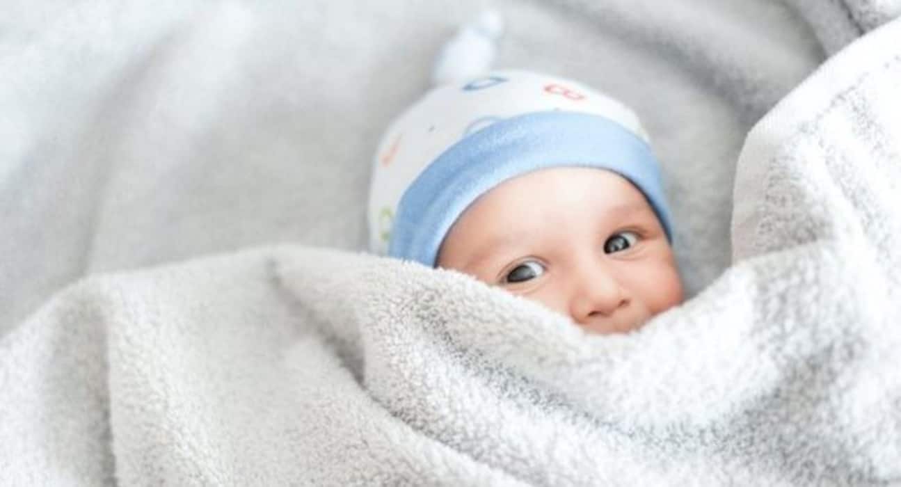 छोटे बच्चों के साथ सफर करते समय इन 15 चीजों को बैग में रखें ज़रूर