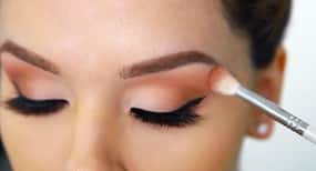 डार्क सर्कल छिपाना है तो ऐसे करें आंखों का मेकअप