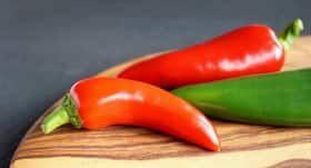 लाल मिर्च पाउडर या हरी मिर्च? जानिए क्या है ज्यादा फायदेमंद
