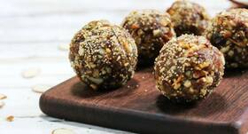 Low-calorie dates sesame laddoo to keep you in shape