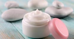 खुरदुरे हाथ-पैरों को तुरंत सही करेगा ये होममेड मॉश्‍चराइजर, 3 आसान स्‍टेप में जानें इसे बनाने का तरीका