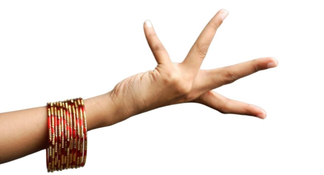 बच्चों को संभालते समय ये 6 चीज़ें ना पहनें