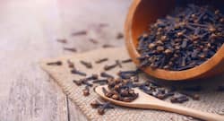 Throat infection से राहत दिलाती है लौंग