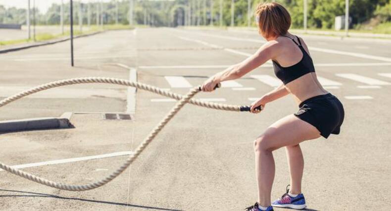 5 battle rope moves that will burn calories and fat!