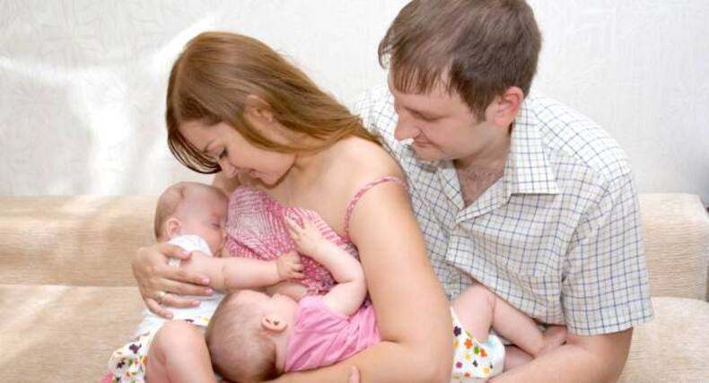 ब्रेस्टफीडिंग के दौरान मां-पिता और बच्चों का रिश्ता दिखाती तस्वीरें!