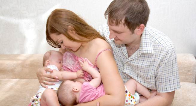 5 Types Of Breastfeeding Holds Explained By Lactation Consultant - Vimarsana News