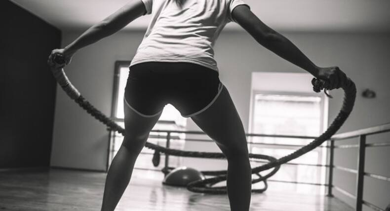 5 battle rope moves that will burn calories and fat!