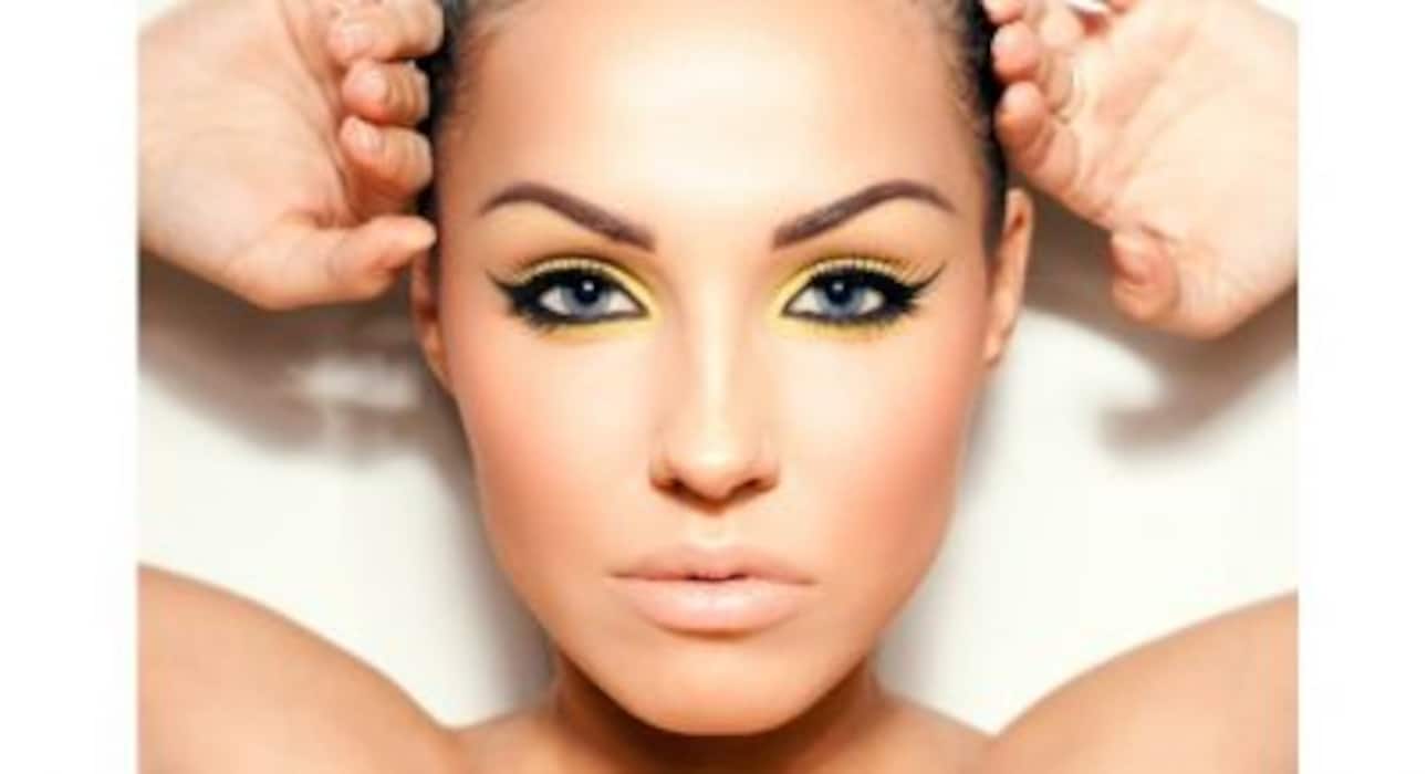 Easy eye makeup tricks and tips for people with close-set eyes