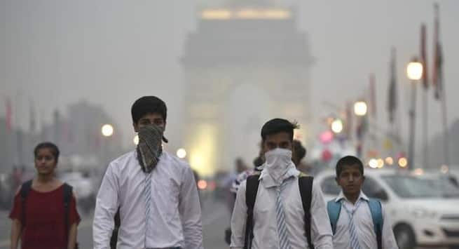 Delhi Smog: दिल्ली में हल्का कोहरा, वायु गुणवत्ता 'खराब' श्रेणी में, कोहरे के कारण दिल्ली आने वाली 24 ट्रेनें लेट