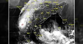 मुम्बई पर ओखी तुफान के खतरे के कारण स्कूल कॉलेजों में छुट्टी घोषित किया’